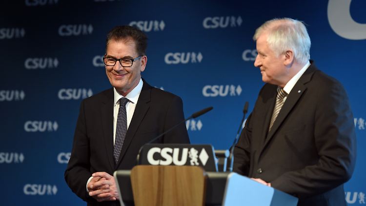 Entwicklungshilfeminister Müller (l.) will die Kritik nicht auf Seehofer reduzieren - er nimmt ihn aber auch nicht aus.