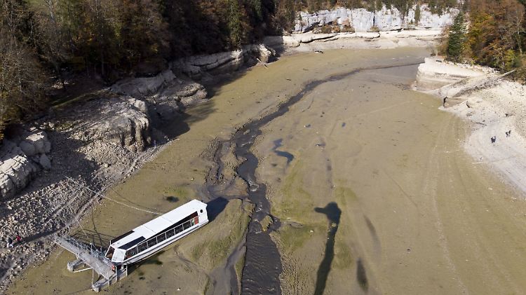 Auf dem Lac des Brenets können seit Mitte September keine Schiffe mehr fahren.