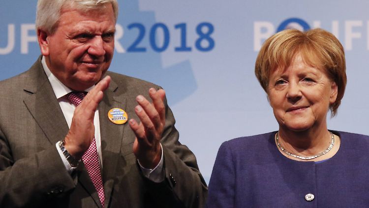 Volker Bouffier und Angela Merkel. Welche Folgen hat sein Abschneiden in Hessen für ihre Kanzlerschaft.