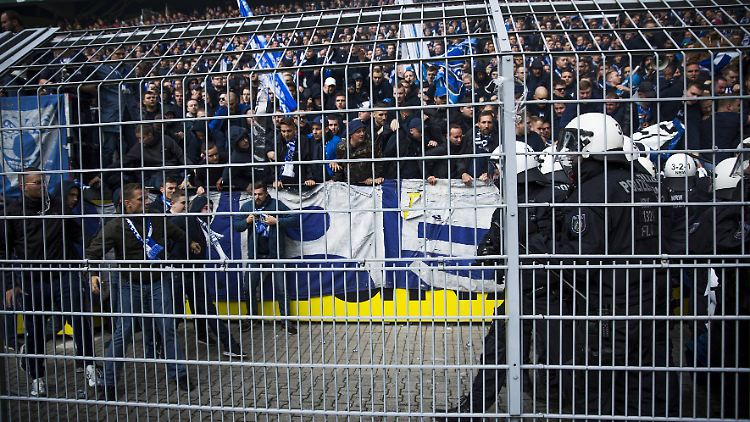 Zwischen Ultras und der Polizei kommt es zu Prügeleien.