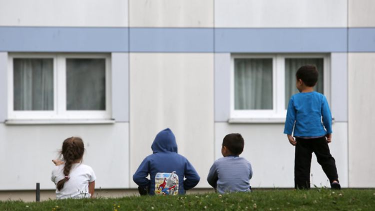 Kinder vor einer Geflüchtetenunterkunft in Mecklenburg-Vorpommern.