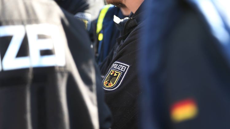 Deutsche und saudische Polizisten arbeiten in Riad gemeinsam an verschiedenen Projekten.