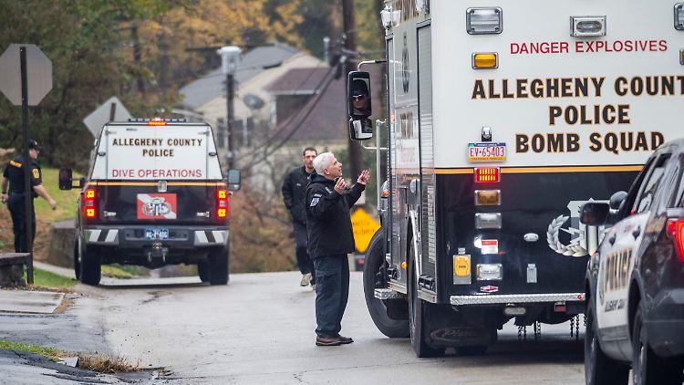 Einsatzkräfte der Polizei am Tatort in Pittsburgh - in der Synagoge hatte ein Mann elf Menschen ermordet.