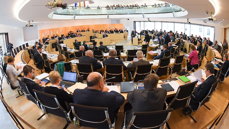 Nach der Hessen-Wahl sitzen hier voraussichtlich sechs Fraktionen: Blick in den Plenarsaal im Wiesbadener Landtag.