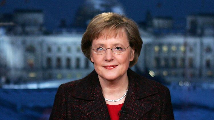Seit dreizehn Jahren im Kanzleramt: Angela Merkel, hier bei ihrer ersten Neujahrsansprache als Regierungschefin im Dezember 2005.