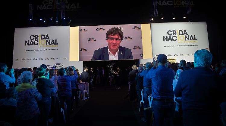 Aufgeben? Niemals. Puigdemont ließ sich per Videoschalte nach Katalonien übertragen.