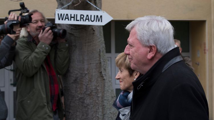 Großer Wahltag in Hessen: CDU-Spitzenkandidat Volker Bouffier auf dem Weg ins Wahllokal in Gießen.