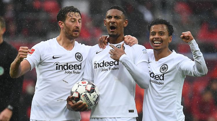Joker Sebastien Haller (m) jubelt im Nürnberger Regen spät. Sehr spät.