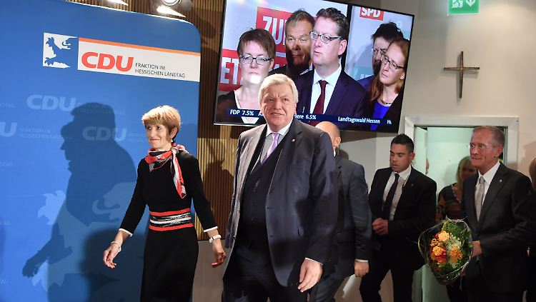 Trotz Stimmverlusten noch immer stärkste Kraft in Hessen: CDU-Spitzenkandidat Volker Bouffier (M.) kann wohl als Ministerpräsident im Amt bleiben.