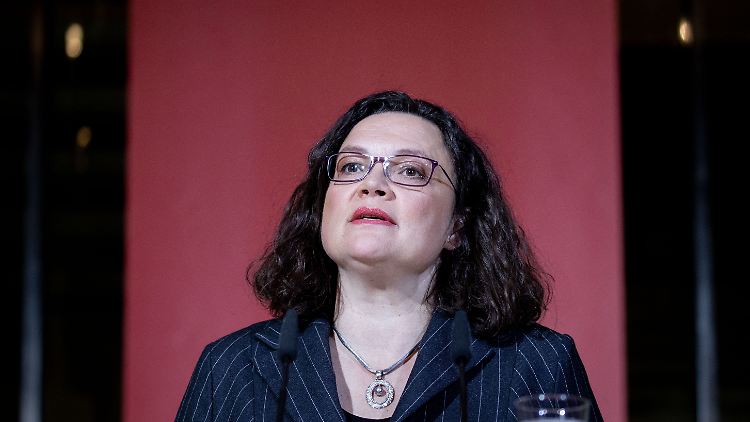 Die SPD muss laut ihrer Chefin überlegen, ob sie in der Koalition noch "richtig aufgehoben" sei.