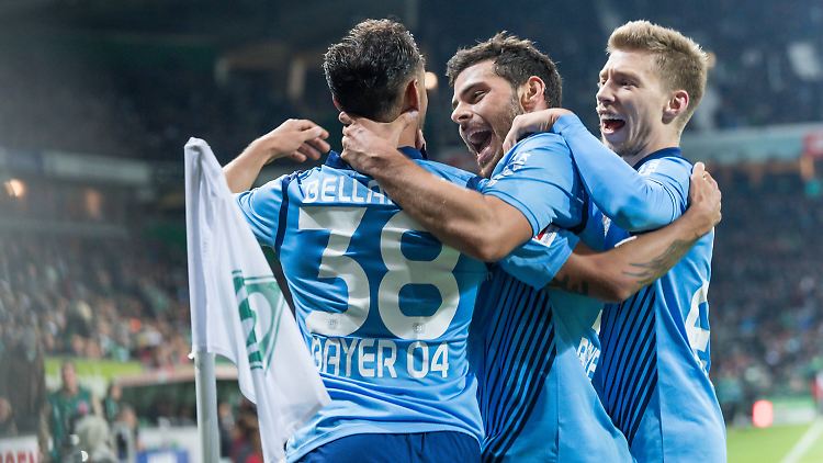Haben allen Grund zum Feiern - mehrfach. Die Bayer-Offensiven Bellarabi, Volland und Verteidiger Weiser.
