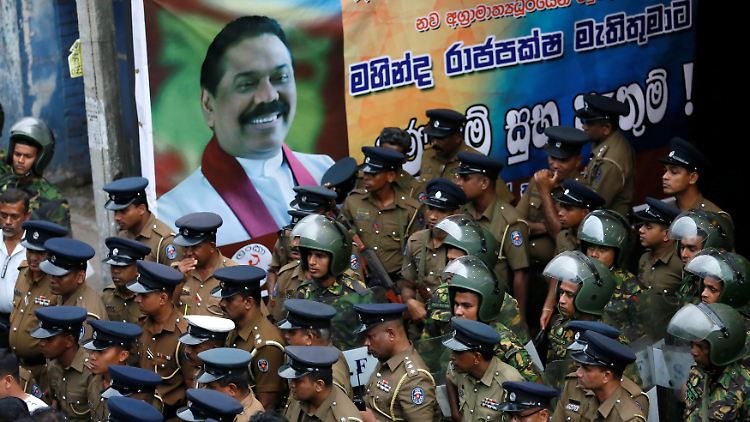 Bürgerkriegsheld und Ex-Präsident Rajapaksa soll die Regierung übernehmen. 