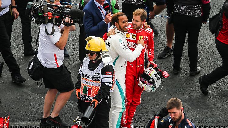 Lewis Hamilton ist der strahlende Sieger - und Sebastian Vettel ein fairer Verlierer.