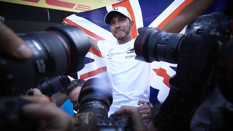 Natürlich das beliebteste Fotomotiv in Mexiko: der alte und neue Formel-1-Weltmeister Lewis Hamilton.