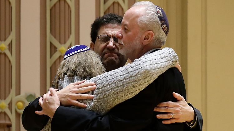 "Worte des Hasses sind in Pittsburgh nicht willkommen", mahnte Rabbi Jeffrey Myers (rechts).