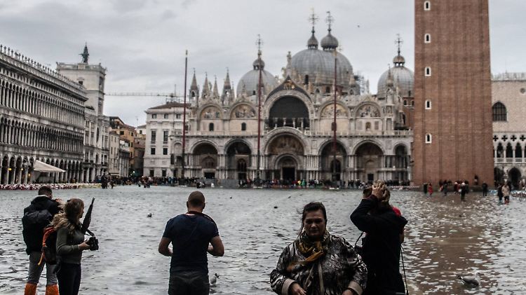 Vier Tote bei einem Erdrutsch in Kalabrien, ein Murenabgang in Südtirol und Hochwasser am Markusplatz in Venedig (Bild): Italien erlebt einen stürmischen Oktober.
