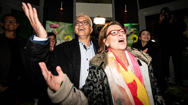 Die grünen Spitzenkandidaten Tarek Al-Wazir und Priska Hinz jubeln am Wahlabend. Erst Stunden später wird klar, dass es ihnen sogar gelungen ist, die SPD zu überholen. 