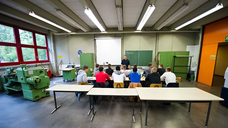 Ein Mangel an Berufsschullehrern schwächt das Ausbildungssystem, heißt es in der Studie.