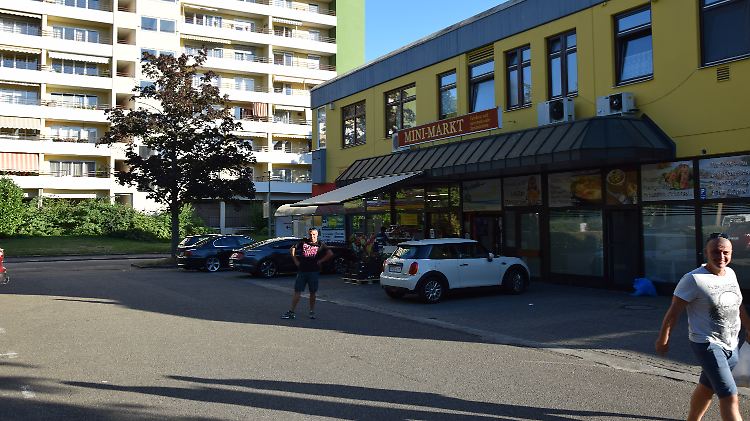 Gut integriert: Zwei Spätaussiedler nach erledigtem Einkauf vor dem Lahrer "Mini-Markt".