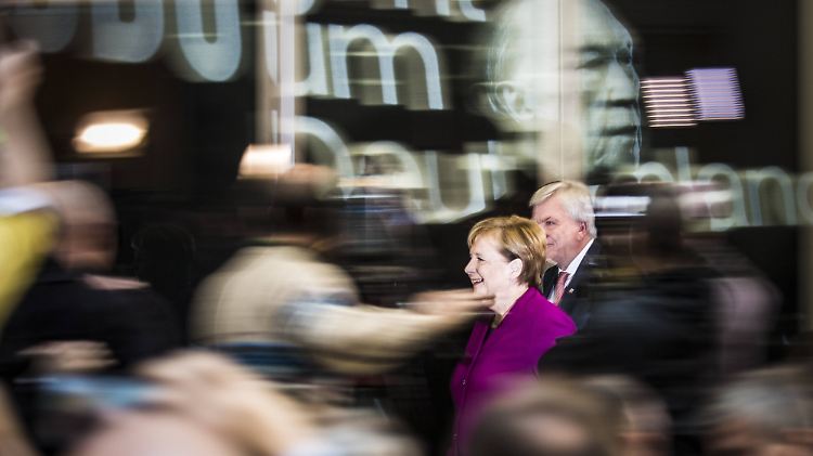 Kanzlerin Merkel und Hessens Ministerpräsident Bouffier stellen sich im Konrad-Adenauer-Haus der Presse.