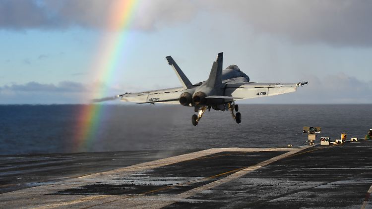 Eine F/A-18E Super Hornet starten vor der norwegischen Küste im Rahmen des Trident-Juncture Manöver.