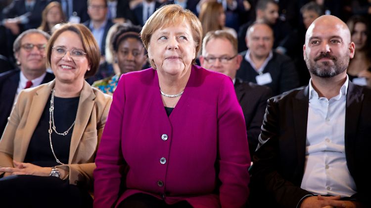 Kanzlerin Merkel zeichnete mit dem Nationalen Integrationspreis Gal Rachmann (rechts) von IsraAid Germany aus. 