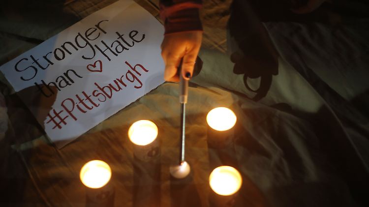 Kerzen gegen den tödlichen Hass, für den einige in Pittsburgh Präsident Trump verantwortlich machen. 