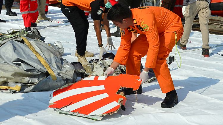 Helfer konnten bereits einige Wrackteile der Lion Air-Maschine aus dem Meer fischen.
