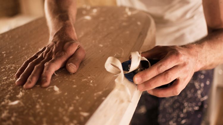 Stefan Weckerts Surfbretter sind echte Handarbeit.