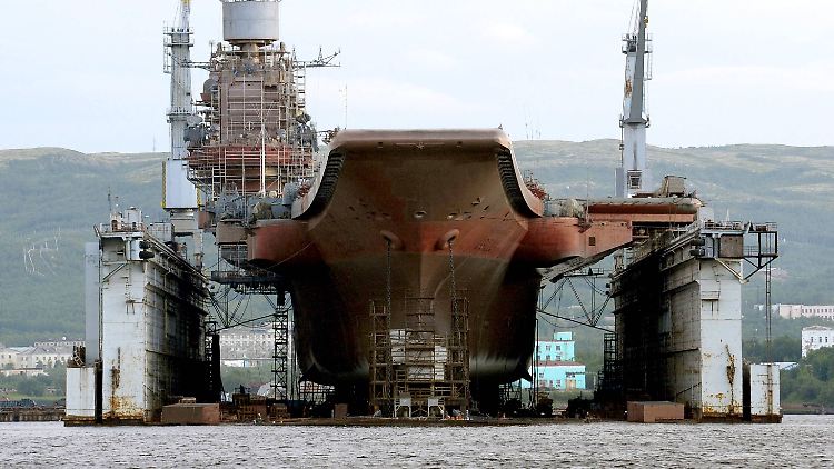 Mächtiges Schwimmdock in Murmansk: Die Werftanlagen liegen an der Einfahrt in den wichtigsten Nordmeerhafen Russlands.