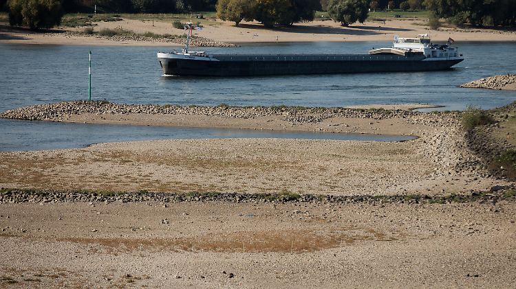 Schiffe auf dem Rhein können wegen des niedrigen Wasserstandes nicht voll beladen werden.