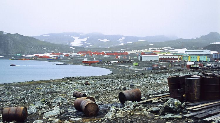 Die Bellingshausen-Station ist nach dem Forscher Fabian von Bellingshausen benannt, der zu den Pionieren der Antarktis-Forschung gehört.