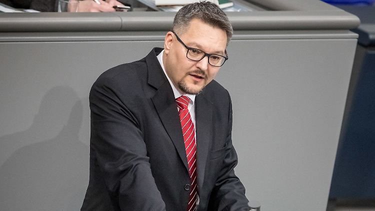 Der AfD-Politiker Stefan Keuter soll über Whatsapp Bilder mit Bezug zum Nationalsozialismus verschickt haben.