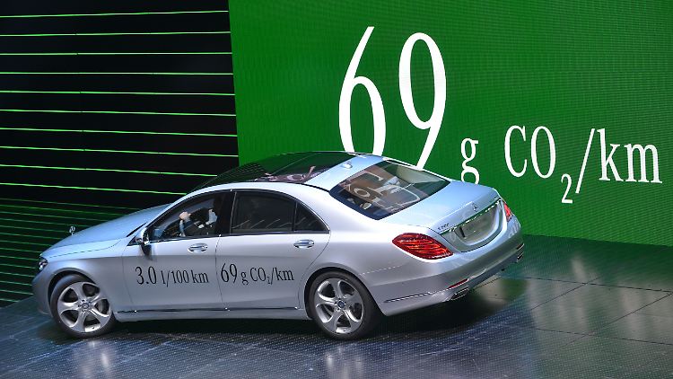 2013 präsentiert Mercedes den S500 als Plug-in-Hybrid mit rechnerisch erstaunlichen Verbrauchswerten.