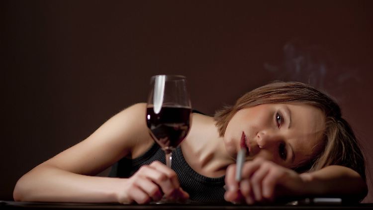 Auf zwei männliche Alkoholkranke kommt in Deutschland etwa eine Alkoholkranke.