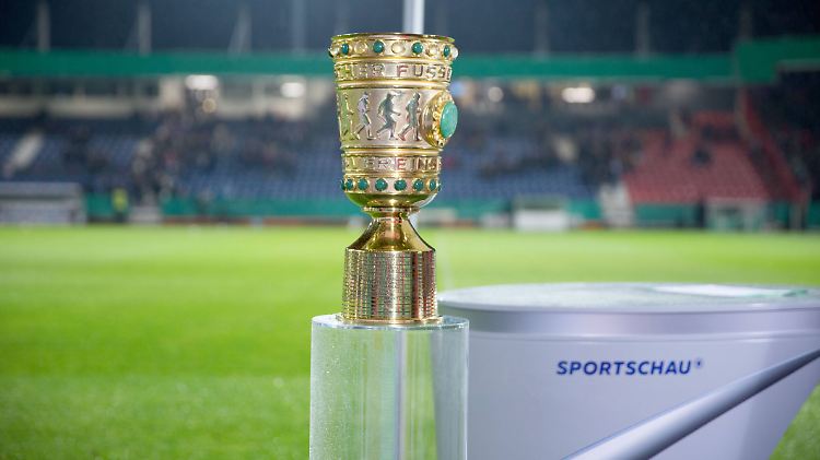 Ein altes, aber aktuelles Foto: Um diesen Pokal geht's auch im Jahr 2020.