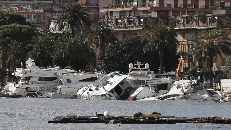 An Land gespülte Boote in Rapallo, Italien.