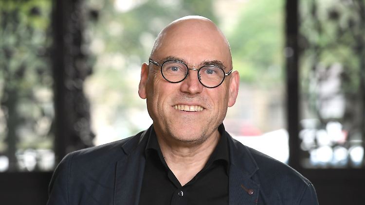 Wolfgang Schroeder lehrt Politikwissenschaft an der Universität Kassel und ist Fellow am Wissenschaftszentrum Berlin. Von 2009 bis 2014 war er Staatssekretär im brandenburgischen Sozialministerium.
