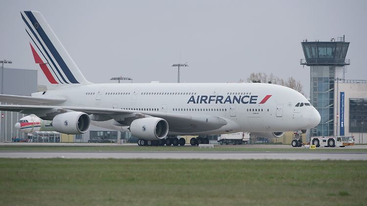 Im laufenden Jahr dürften die Spritkosten um eine halbe Milliarde Euro steigen, schätzt Air-France-Chef Smith.