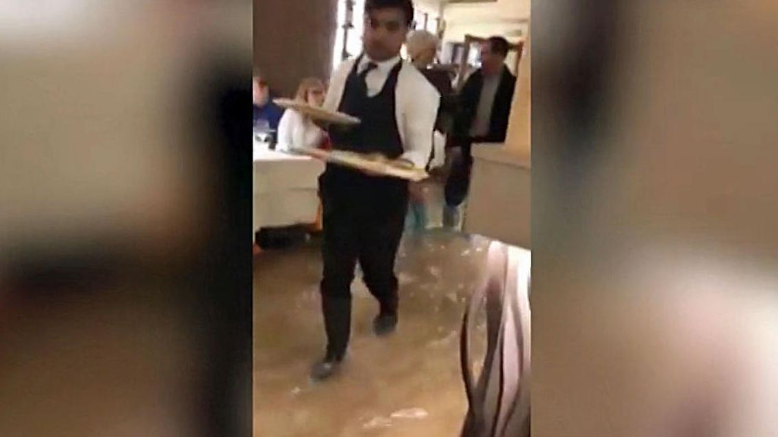 pizza-kellner-lassen-sich-von-hochwasser-nicht-aufhalten.jpg