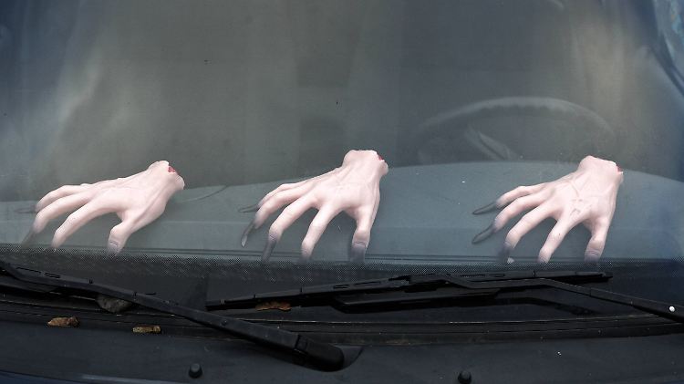Gruseliger Spaß: Ein paar Hände auf dem Armaturenbrett dürften nicht für Ärger sorgen.