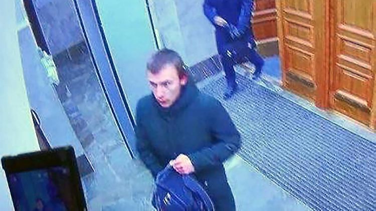 Unter Verdacht: Bilder der Überwachungskamera zeigen einen Jugendlichen beim Betreten des FSB-Gebäudes in Archangelsk.