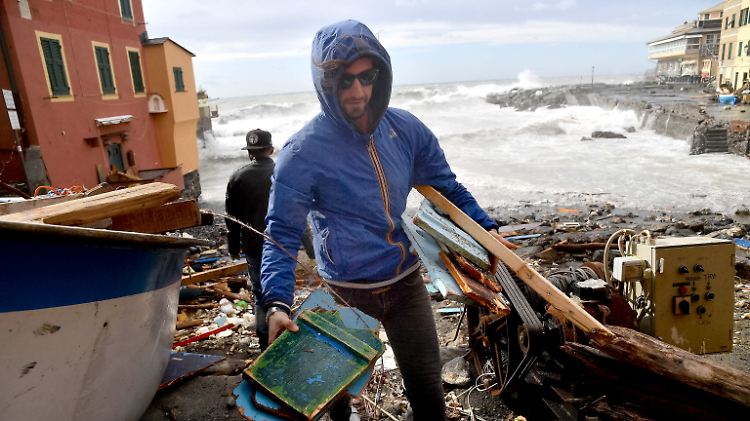 Im italienischen Genua sind die Menschen schon mit dem Beseitigen der Unwetterschäden beschäftigt.