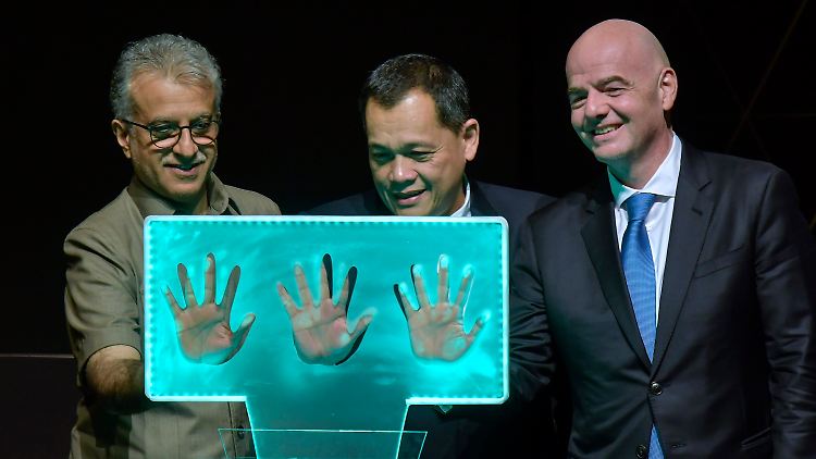 Fifa-Boss Gianni Infantino (r.) legt Hand an die WM-Teilnehmerzahl. Unter anderem.