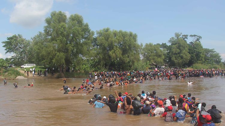 Ein Bild vom Beginn der Woche: Migranten durchqueren den Fluss Suchiate an der Grenze zwischen Mexiko und Guatemala.