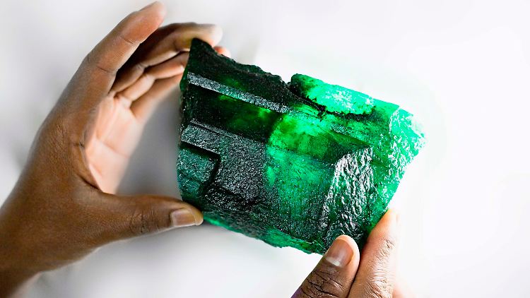 Der Smaragd wurde im Bergwerk Kagem in der zentralen Provinz Copperbelt in Sambia gefunden.