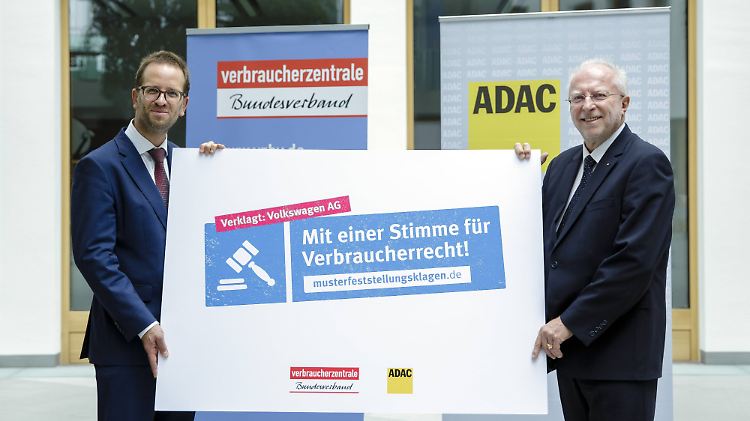 Vzbv-Chef Müller (li.) hofft, dass das Gesetz Verbraucher ermutigt, gerichtlich gegen Unternehmen vorzugehen.