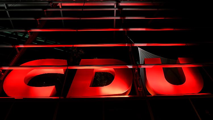 Wer wird Chef im Konrad-Adenauer-Haus? Gut möglich, dass die Kandidaten um den Parteivorsitz auf Regionalkonferenzen für sich werben müssen.
