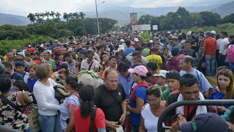 Zahlreiche Menschen warten an der Grenze zwischen Venezuela und Kolumbien auf ihre Einreise.
