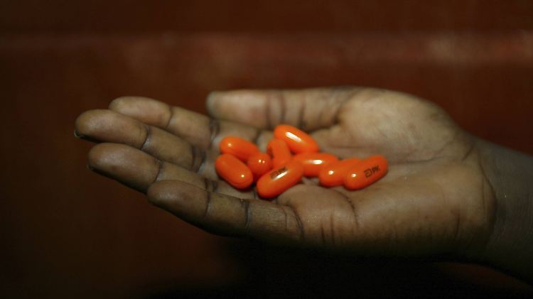 Eine Frau hält in Nigeria in einer Aids-Klinik eine Handvoll Medikamente bereit.